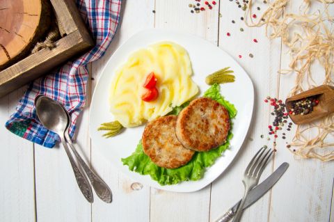 Куриные котлеты с пюре Куриные котлеты с пюре